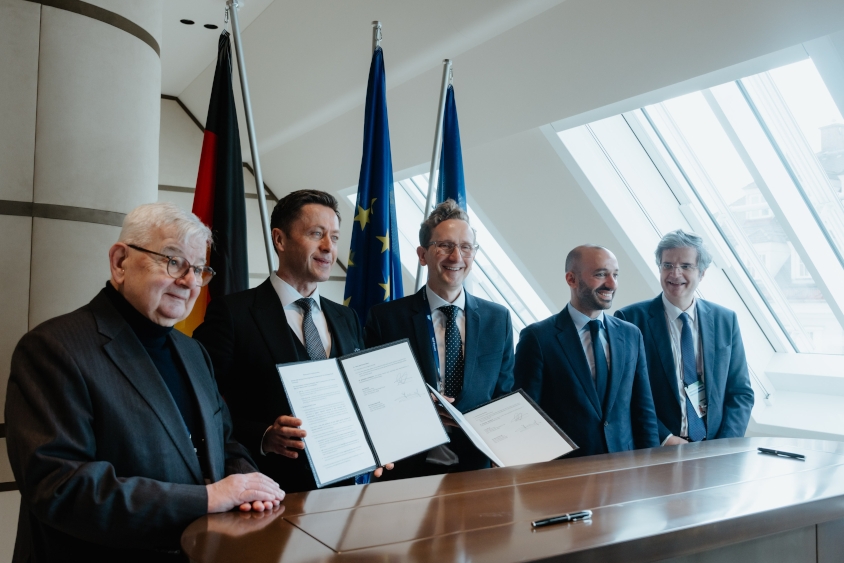 V.n.l.r.: Joschka Fischer (Außenminister und Vizekanzler a.D.), Martin Merz (President of SAP Sovereign Cloud), Frédéric Munch (CEO Sopra Steria Deutschland und Österreich), Benjamin Haddad (französischer beigeordneter Minister für Europa), François Delattre (französischer Botschafter in Deutschland).